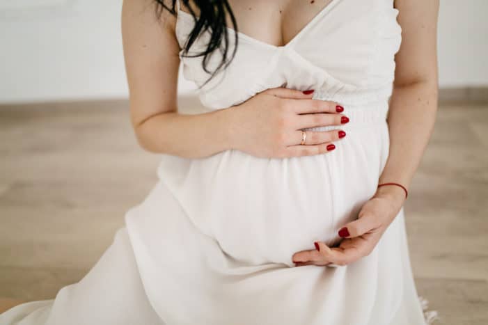 Ra máu đỏ tươi khi mang thai tháng cuối nguy hiểm khó lường